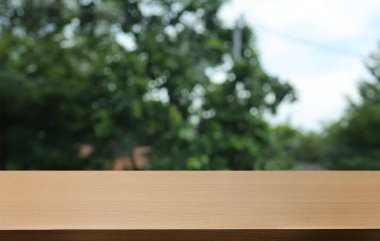 Boş ahşap masa üstü ve arka plan bulanıklığı metin pazarlama promosyonu için boş ahşap masa alanı. boş tahta tablo kopyalama alanı arkaplanı