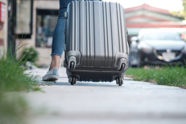 Bagaj taşıyan gezgin kadın. Çantalarla turist yürüyüşü hayat tarzı konsepti