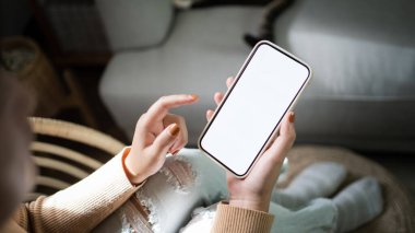 Kadınların cep telefonunun boş fotokopi ekranını tutarken çekilmiş görüntüsü. Teknoloji konsepti olan akıllı telefon.