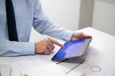 İşadamı Borsa Kriptografi Finansal Yatırım Grafikleri Mali Ekonomi Ticaret Borsası Teknoloji Şirketi 'ne uygun kripto döviz alım-satım çevrimiçi şeması