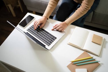 VDO Arama Konferansı Ev Uzaktan Konuşmalar İnternet üzerinden laptop web kamerası konferansında laptopun çevrimiçi etkinlik brifinginde çalışırken görüntülü konuşma