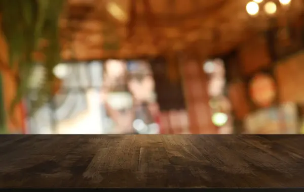 Пустой Деревянный Стол Перед Абстрактным Размытым Фоном Кофейни Деревянный Стол — стоковое фото