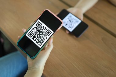 QR kodu ödemesi. Cüzdan. QR kodunu tarayan bir kadın çevrimiçi alışveriş nakitsiz teknoloji