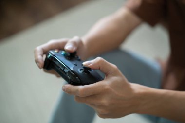 Genç Asyalı erkek oyuncu denetleyici video konsolu hobi içeren Online Video Oyunu keyfi eSport Cyber Games Internet