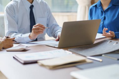 İş Adamları Buluşması Tasarım Fikirleri Uzman Yatırımcısı yeni bir başlangıç projesi üzerinde çalışıyor. İş kadını ve iş kadını birlikte çalışıyor. 