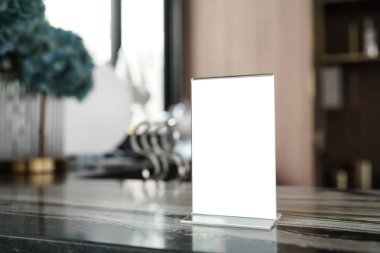  Metin pazarlama promosyonu için boş. Restorandaki ahşap masada duran Menü çerçevesini metin için düzenle.