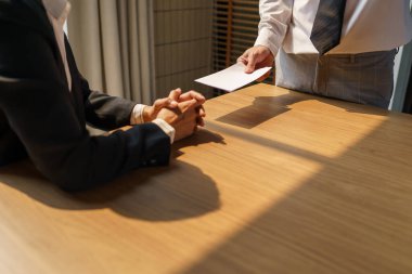 İstifa mektubu gönderip İstifa Depresyonu 'nu paketlemeyi ya da ofiste karton kutu taşımayı bırak. İş değişikliği ya da şirketten kovulma.