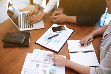 İş Adamları Buluşması Tasarım Fikirleri Uzman Yatırımcısı yeni bir başlangıç projesi üzerinde çalışıyor. Kavram. iş planlama ofisinde.