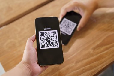 QR kodu ödemesi. Cüzdan. Adam tarama etiketi kabul edildi para olmadan dijital ödeme oluşturun. QR kodu çevrimiçi alışveriş nakit ödeme ve doğrulama teknolojisi konsepti taraması