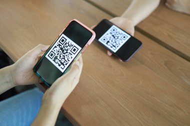 QR kodu ödemesi. Cüzdan. QR kodunu tarayan kadın çevrimiçi alışveriş nakitsiz teknoloji konsepti