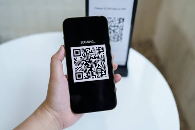 QR kodu ödemesi. Cüzdan. Adam tarama etiketi kabul edildi para olmadan oluşturulan dijital ödeme QR kodu çevrimiçi alışveriş nakit ödeme ve doğrulama teknolojisi tarama