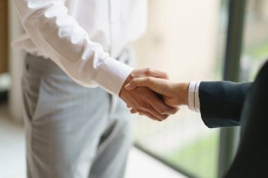 İş adamı el sıkışıyor ve anlaşma yapıyor. Erkek tokalaşması. İş ortaklığı toplantısı konsepti.