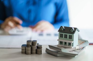 Gayrimenkul yatırımları için biriktirilen para yığını ev satın almak için ve gelecek finansal sigorta kavramına hazırlanmak için kredi