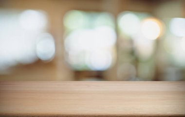 Boş ahşap masa üstü ve arka plan bulanıklığı metin pazarlama promosyonu için boş ahşap masa alanı. boş tahta tablo kopyalama alanı arkaplanı