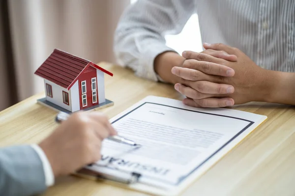 Gente Negocios Firmando Contrato Haciendo Trato Con Agente Bienes Raíces — Foto de Stock