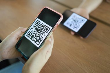 QR kodu ödemesi. Cüzdan. QR kodunu tarayan kadın çevrimiçi alışveriş nakitsiz teknoloji konsepti