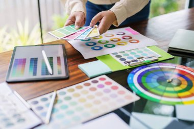 Yaratıcı fikir Kadın Sanatçı Yaratıcı Tasarımcı Grafik çizimlerini grafik tablet ve renk örneklerine çiziyor. Fikir yaratıcılığı kavramı