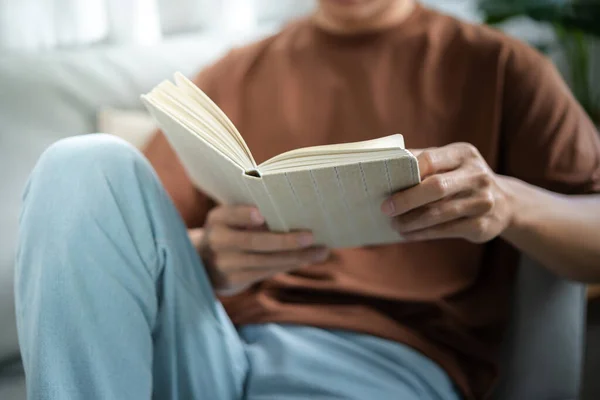 Erkekler Kitap Okuyor Evde Dinleniyor Açık Bir Kitabın Önünde Rahatlıyorlar — Stok fotoğraf