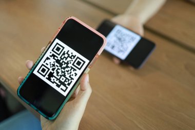 QR kodu ödemesi. Cüzdan. QR kodunu tarayan kadın çevrimiçi alışveriş nakitsiz teknoloji konsepti