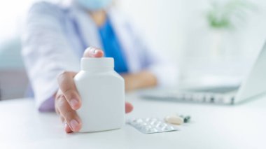 Profesyonel tıp doktoru el hekimi. Coronavirus COVID-19 ilaç sağlık konsepti doktorunun hastaya ilaç vermesine karşı koruma.