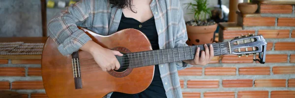 Jovem Mulher Feliz Mãos Tocando Guitarra Acústica Músico Sozinho Compor — Fotografia de Stock
