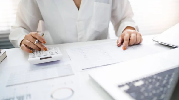 Auditor Interne Dienst Inkomsten Zakelijke Vrouwen Controleren Jaarlijkse Financiële Overzichten — Stockfoto