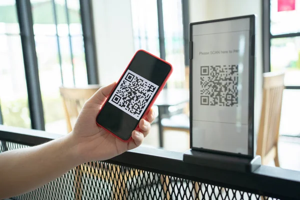 Pembayaran Kode Dompet Man Scanning Tag Diterima Menghasilkan Digital Pay Stok Gambar