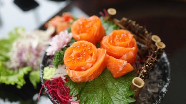 Somon balığı Japon yemeği. Restorandaki masada. Japon mutfağı Sashimi Somon Suşi