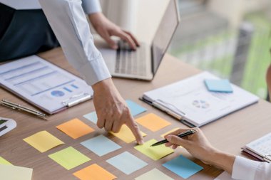 İş Adamları Toplantı Tasarımı Fikirleri 'ni kullanan beyin fırtınası uzmanları, ofis içinde proje projesi beyin fırtınası planlama başlatan profesyonel yatırımcı fikrini paylaşmak için notlarını kullandılar..