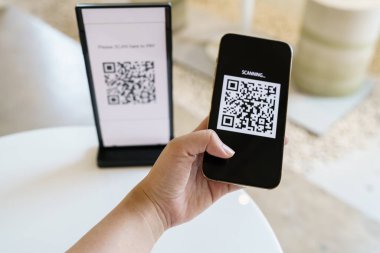 QR kodu ödemesi. Cüzdan. Adam tarama etiketi kabul edildi para olmadan dijital ödeme oluşturun. QR kodu çevrimiçi alışveriş nakit ödeme ve doğrulama teknolojisi konsepti taraması