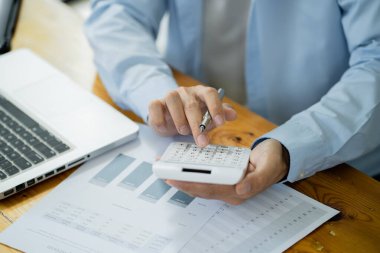 İş adamı muhasebeci yatırım risk analizi. Borsa için hesap makinesiyle para biriktiriyorum. Muhasebe Kavramı.