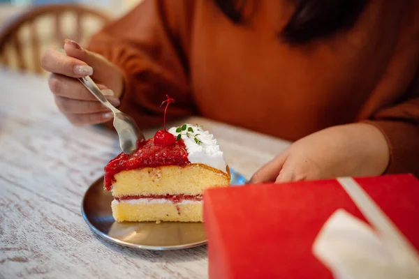 Joyeux Asiatique Femme Manger Savoureux Gâteau Aux Fruits Noël Fête — Photo