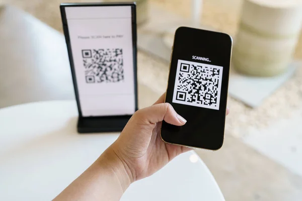 Pembayaran Kode Dompet Man Scanning Tag Diterima Menghasilkan Digital Pay Stok Foto Bebas Royalti