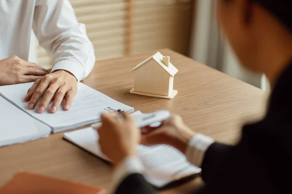 Geschäftsleute Unterzeichnen Vertrag Mit Immobilienmakler Konzept Für Berater Hausversicherungen Stockfoto