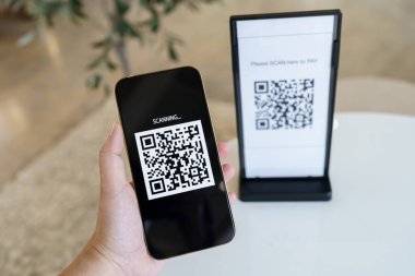 QR kodu ödemesi. Cüzdan. Adam tarama etiketi kabul edildi para olmadan dijital ödeme oluşturun. QR kodu çevrimiçi alışveriş nakit ödeme ve doğrulama teknolojisi konsepti taraması