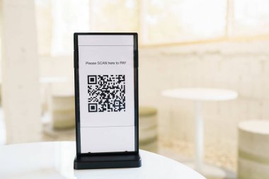 QR kodu ödemesi. Cüzdan. Adam tarama etiketi kabul edildi. Parasız dijital ödeme oluşturuldu. QR kodu çevrimiçi alışveriş taranıyor 