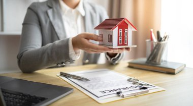 İş adamlarının emlakçıyla anlaşma yapması Danışman Konutları Sigortacılığı Konsepti