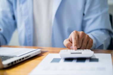 İş adamı muhasebeci yatırım risk analizi. Borsa için hesap makinesiyle para biriktiriyorum. Muhasebe Kavramı.