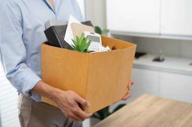 İş adamı istifa mektubu gönderip İstifa Depresyonu 'nu paketliyor ya da ofiste karton kutu kutu taşıyor. İş değişikliği ya da şirketten kovulma kavramı