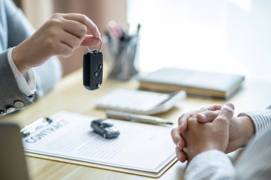 Zarar tespiti sigortacısı Hasarlı arabayı denetliyor.