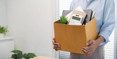 İş adamı istifa mektubu gönderip İstifa Depresyonu 'nu paketliyor ya da ofiste karton kutu kutu taşıyor. İş değişikliği ya da şirketten kovulma kavramı