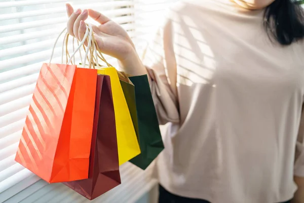 Γυναίκα Που Πουλάει Τσάντες Για Ψώνια Κατάστημα Καταναλωτισμού — Φωτογραφία Αρχείου