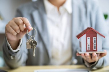 İş adamlarının emlakçıyla anlaşma yapması Danışman Konutları Sigortacılığı Konsepti