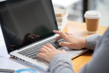 İş kadını dizüstü bilgisayarla çalışıyor. Eller klavyeye yazı yazıyor. Profesyonel yatırımcı yeni bir başlangıç projesi üzerinde çalışıyor. Ofiste iş planlama. Teknoloji sektörü kavramı. 