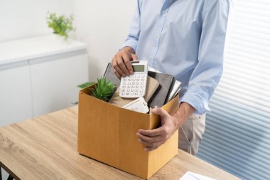 İş adamı istifa mektubu gönderip İstifa Depresyonu 'nu paketliyor ya da ofiste karton kutu kutu taşıyor. İş değişikliği ya da şirketten kovulma kavramı
