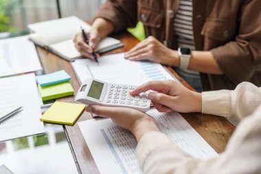 İş Adamları Toplantı Tasarımı Fikirleri 'ni kullanan beyin fırtınası uzmanları, ofis içinde proje projesi beyin fırtınası planlama başlatan profesyonel yatırımcı fikrini paylaşmak için notlarını kullandılar..