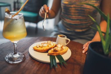 Sağlıklı kahvaltı kasesi Yoğurt gevreği Temiz vejetaryen gıda konsepti