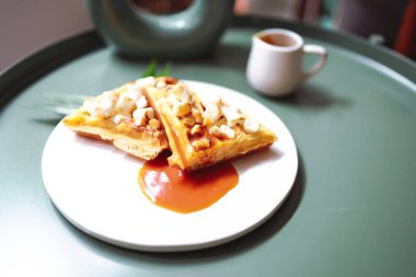 Taze pişmiş waffle ve karamel soslu nefis waffle kahvaltısı. Belçika Waffle tabağı