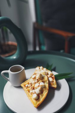 Taze pişmiş waffle ve karamel soslu nefis waffle kahvaltısı. Belçika Waffle tabağı