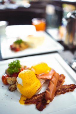 Kahvaltıda Benedict usulü yumurta, kızarmış İngiliz keki. Benedict yumurtalı nefis kahvaltı.